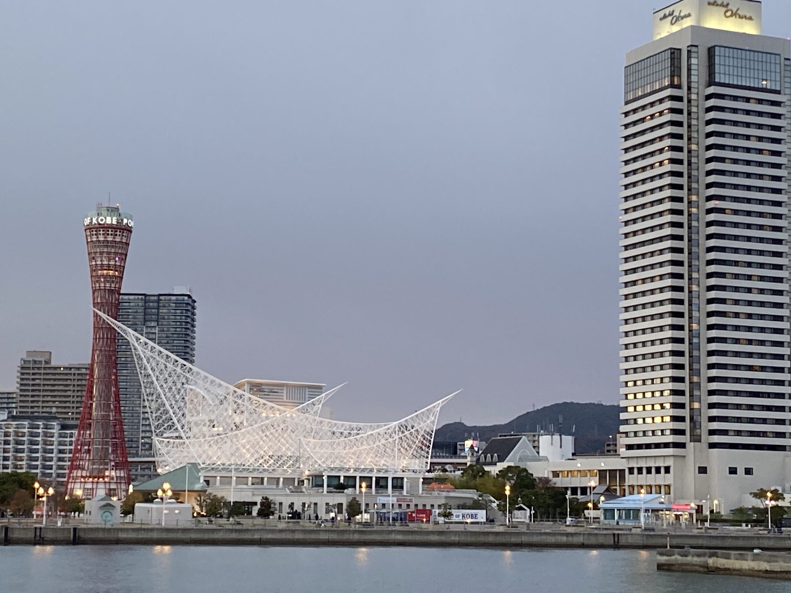 神戸みなと温泉 蓮の館内から見える神戸港の風景