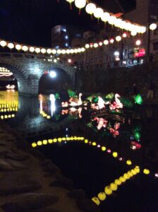 眼鏡橋の下に映る長崎ランタンフェスティバルの灯り