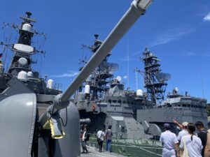 海上自衛隊 舞鶴基地 護衛艦の主砲 迫力ある近距離写真