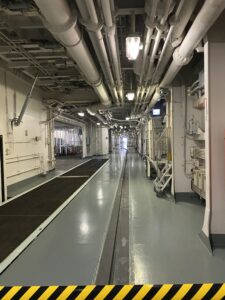 海上自衛隊 護衛艦内 通路の様子 乗艦見学で撮影