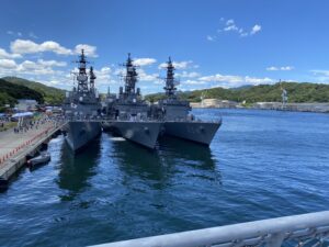 海上自衛隊 舞鶴フェスタ 護衛艦 艦番号151と234が並ぶ埠頭の風景