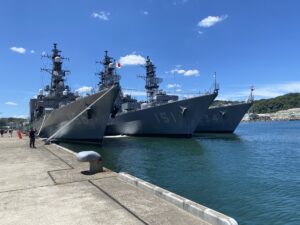 主砲の迫力。艦番号151と234が並ぶ存在感。そして最新鋭のFFM「やはぎ」。