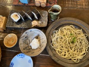 蕎麦と巻きずし　ちょっと食べたね