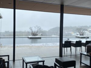 ホテルロビーからの雪景色。池が凍っている