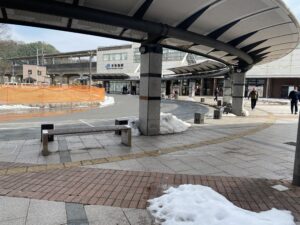 雪の残る東舞鶴駅前バスターミナル