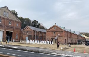 バスの車窓から。舞鶴赤レンガ倉庫